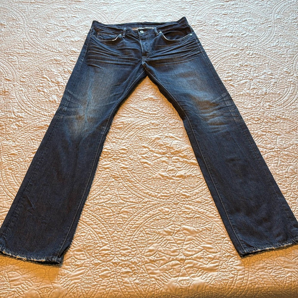 Men’s Levi’s dark blue jeans